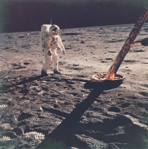 Buzz Aldrin marche vers le module lunaire. Apollo 11