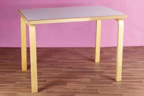 Alvar Aalto (1898-1976) Paire de tables modèle 80...
