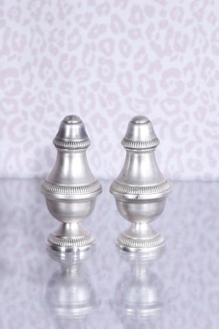 Salière et poivrière de forme balustre