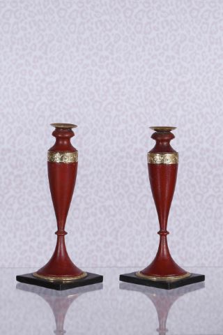 Paire de bougeoirs de forme balustre