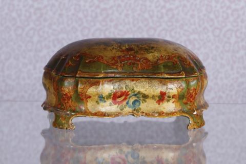 Boîte chantournée et cintrée