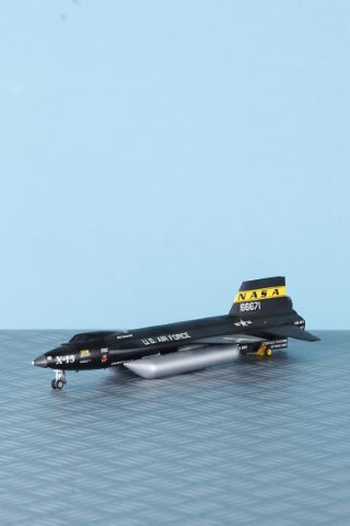 Maquette de l'avion X-15 noir au 1/48e avec cockpit amovible