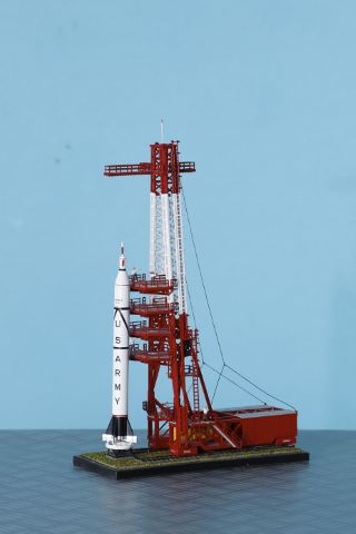Maquette de fusée Jupiter C sur son pas de tir...