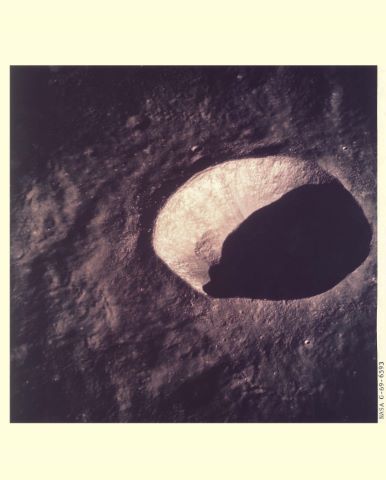 Vues du cratère Schmidt à la surface de la Lune,…