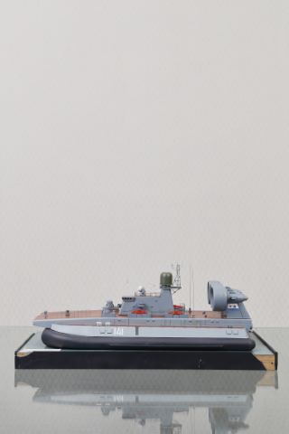 Grande maquette du Zubr, aéroglisseur soviétique (400/550 tonnes) de combat…