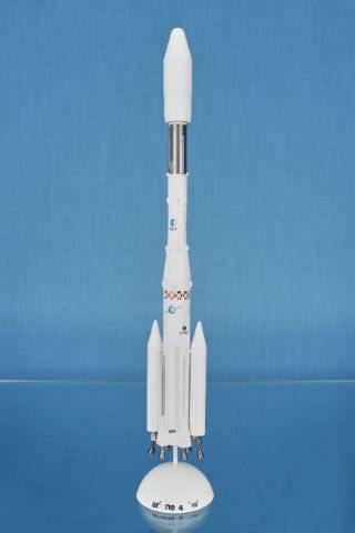 Maquette de la fusée Ariane IV au 1/100e aux couleurs…
