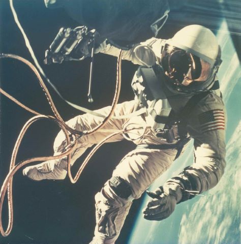 Ed White survole le nouveau Mexique durant la première sortie…