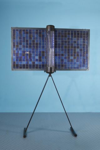 Panneau solaire de satellite monté en lampe