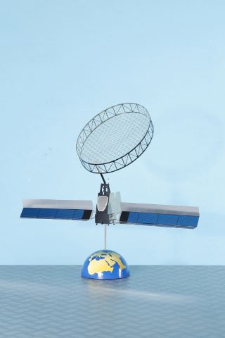 Satellite de télécommunications en orbite...
