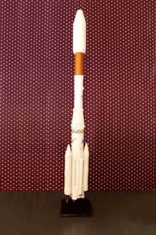 Maquette de la fusée Ariane IV au 1/20e aux couleurs…