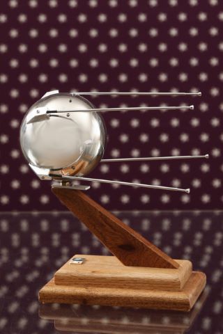 Maquette de Spoutnik avec antennes amovibles