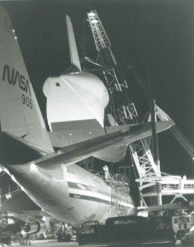 Navette Enterprise en montage sur son porteur Boeing-747 au Marshall…