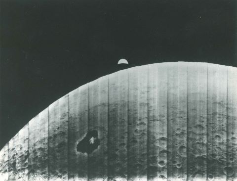 Surface de la Lune avec un lever de Terre à…