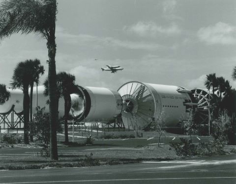 Navette Columbia sur son porteur Boeing-747 avec la fusée Saturn…