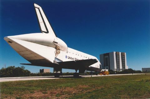 NASA Navette Atlantis tractée vers le bâtiment...