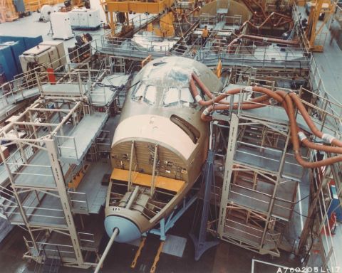 Assemblage du module de pilotage de la navette Enterprise à…