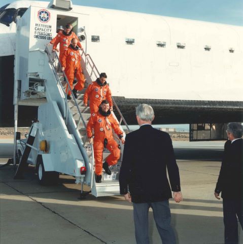 Équipage de cinq astronautes descendant de la navette Discovery après…