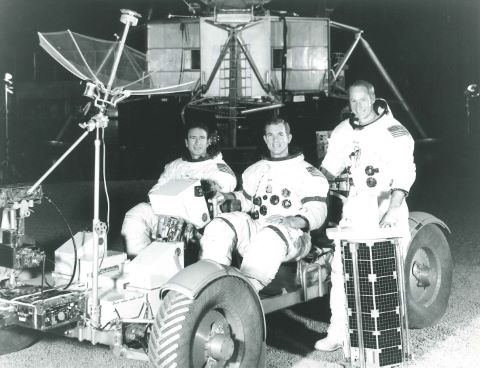 Astronautes de la mission Apollo 15 posant devant la Rover…