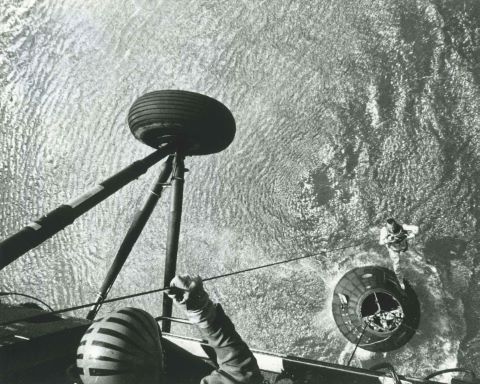 Alan B. Shepard hélitreuillé au retour de sa mission dans…