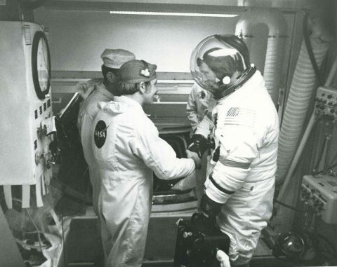 Eugene Cernan saluant les ingénieurs avant d'entrer dans la capsule,…