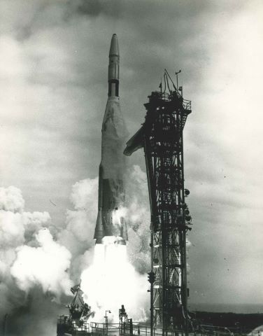 Décollage de la fusée Ranger VI à 10h49