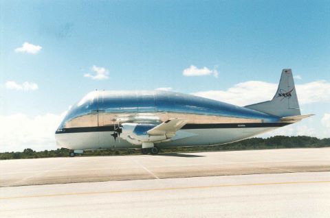 Deux vues du Boeing Super Guppy conçu pour transporter les…
