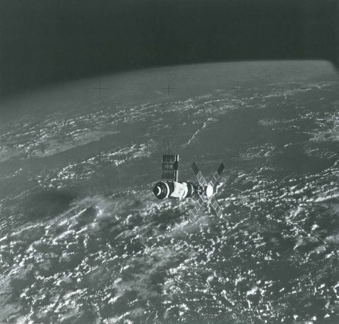 Skylab et son téléscope Apollo étudiant la comète Kohoutek, Apollo…