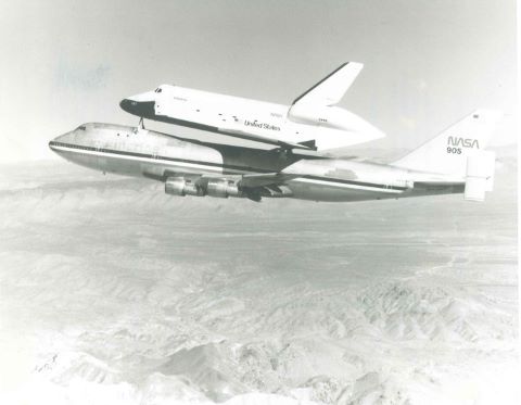 Navette Enterprise sur son porteur Boeing-747 en vol