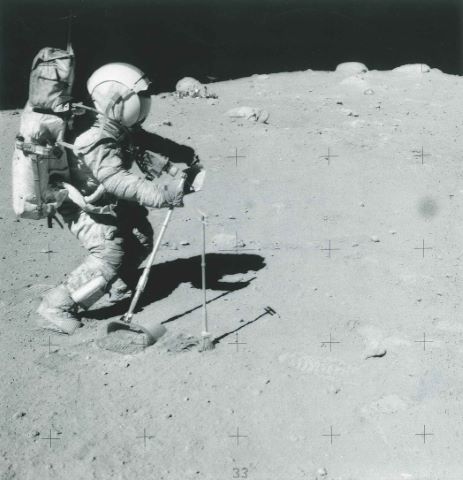John Young collecte des échantillons de sol lunaire, Apollo 16