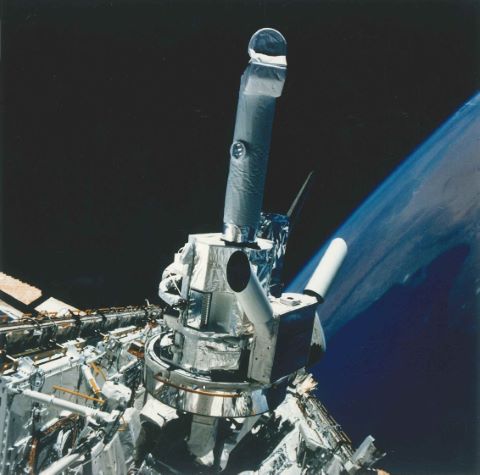 Spacelab 2 et son IPS volant au-dessus de la Libye…