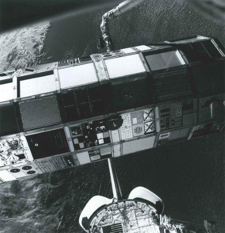 Satellite STS-32 survolant l'océan Atlantique