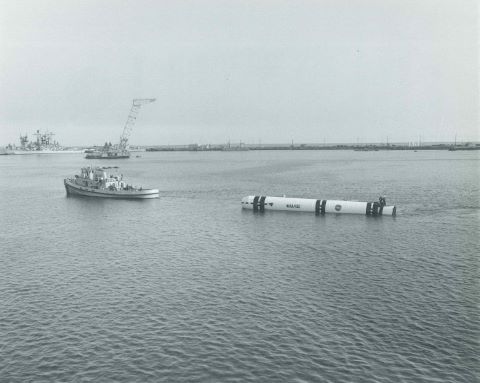 NASA Récupération d’un booster tombée dans la mer...