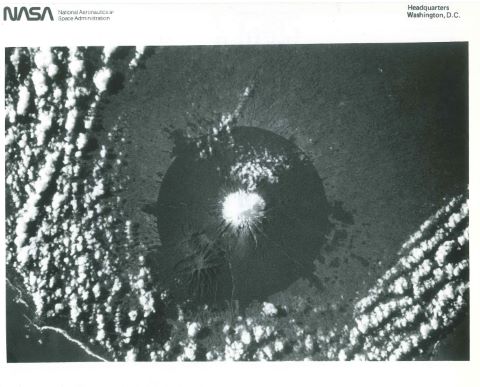 Vue d’un cône volcanique en Nouvelle-Zélande depuis l’espace, mission Skylab…