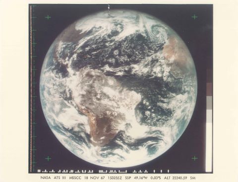 NASA Première vue de la Terre dans son...