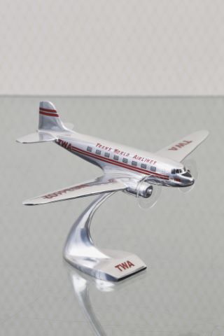Maquette d’avion DC3 aux couleurs de la TWA