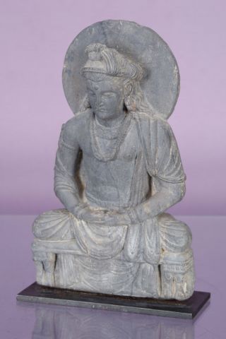 Bodhisattva Maitreya auréolé assis sur un piédestal drapé en méditation