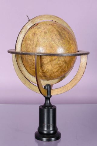 Globe céleste dont la position des étoiles est réduite à…