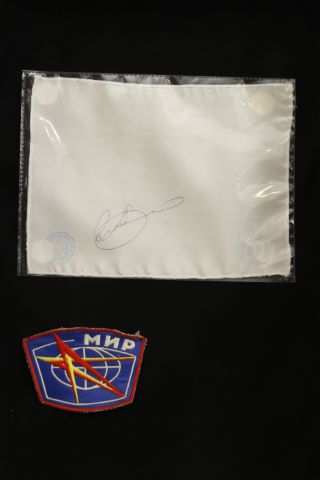 Feuille de soie ayant flotté dans l’espace