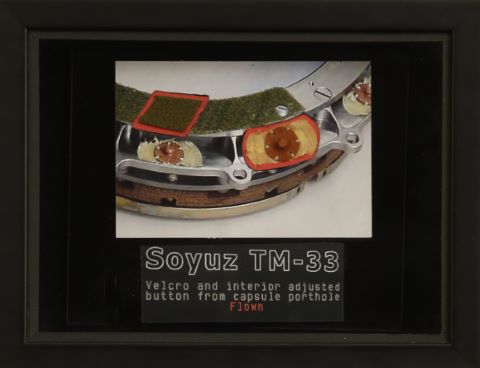 Morceau de hublot de la capsule Soyouz TM-33 ayant volé…