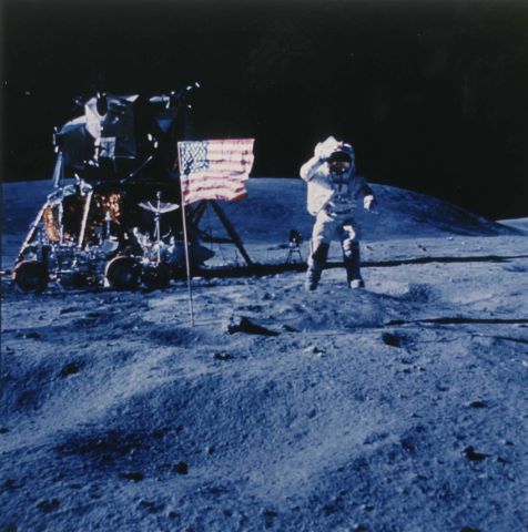 NASA - Charles Duke John Young levant le bras...