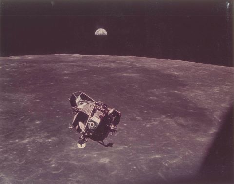 Le Module lunaire Eagle rejoint le module de commande, la…