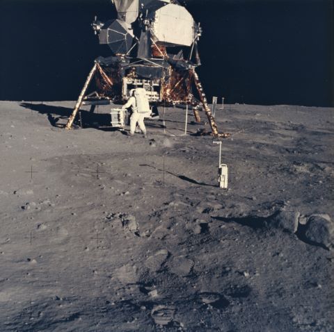 NASA - Neil Armstrong Buzz Aldrin installe...