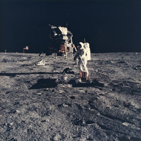 NASA - Neil Armstrong Buzz Aldrin installe...