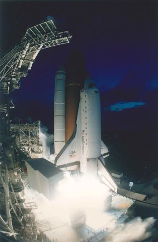 Décollage de la navette Endeavour pris au fish-eye 35 mm