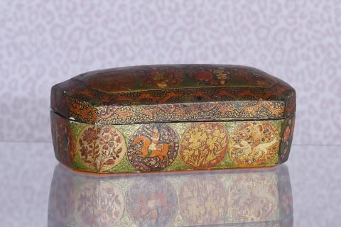 Boîte rectangulaire couverte à pans coupés