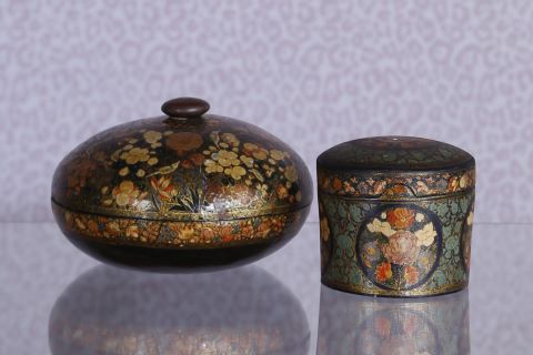 Deux boîtes rondes couvertes