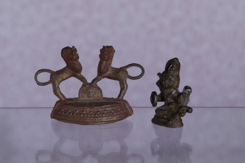 Deux éléments en bronze