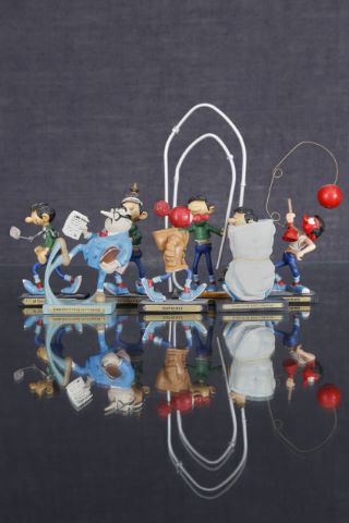 7 figurines