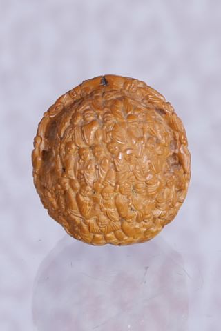 Noix sculptée de personnages