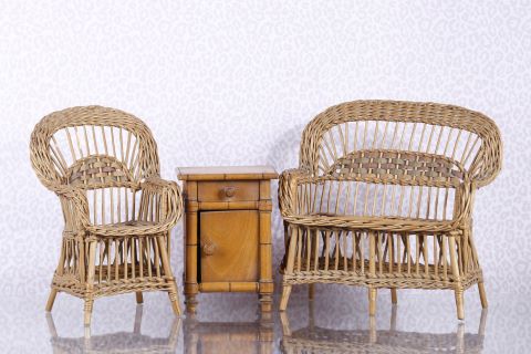 Lot de mobilier de poupées